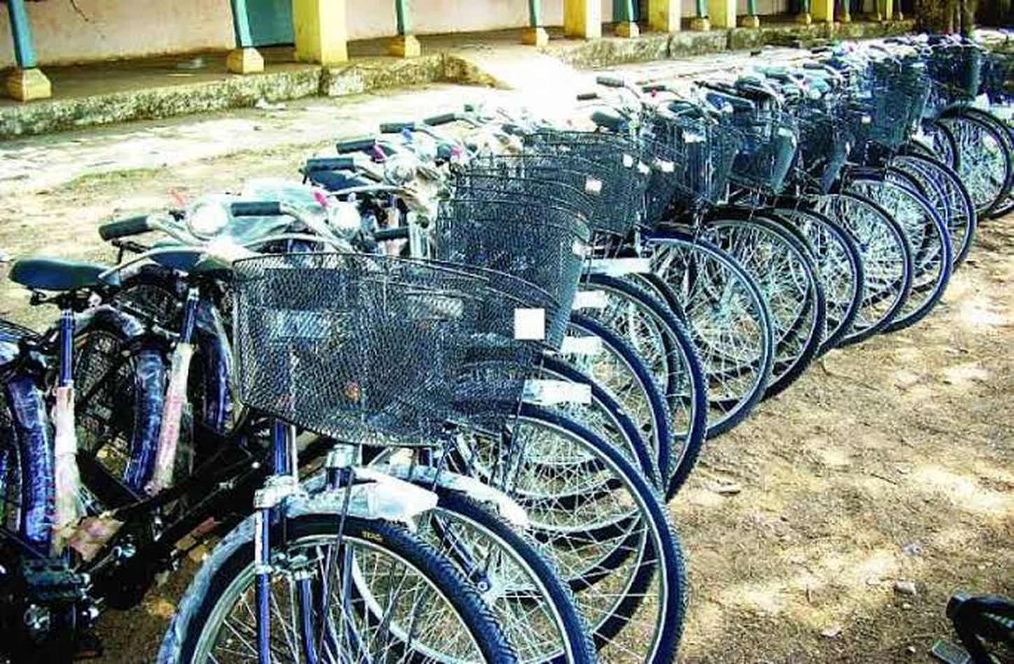 शिक्षा विभाग की योजना: लैपटॉप सस्ते, साइकिलें महंगी