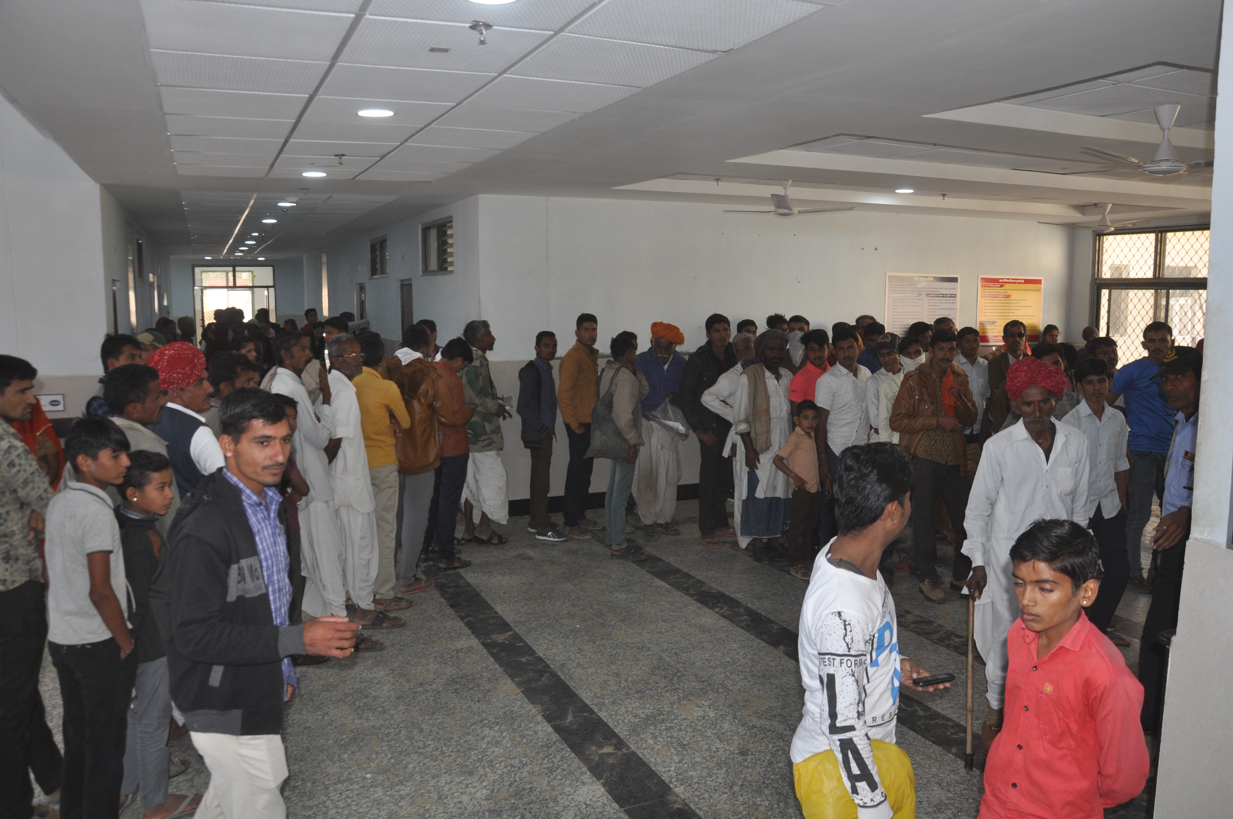 Crowd of patients in hospital, doctor 'nadarad'