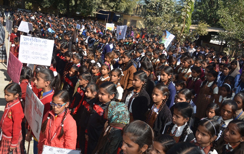 बालिकाओं ने रैली निकालकर उपखंड अधिकारी कार्यालय पर किया प्रदर्शन