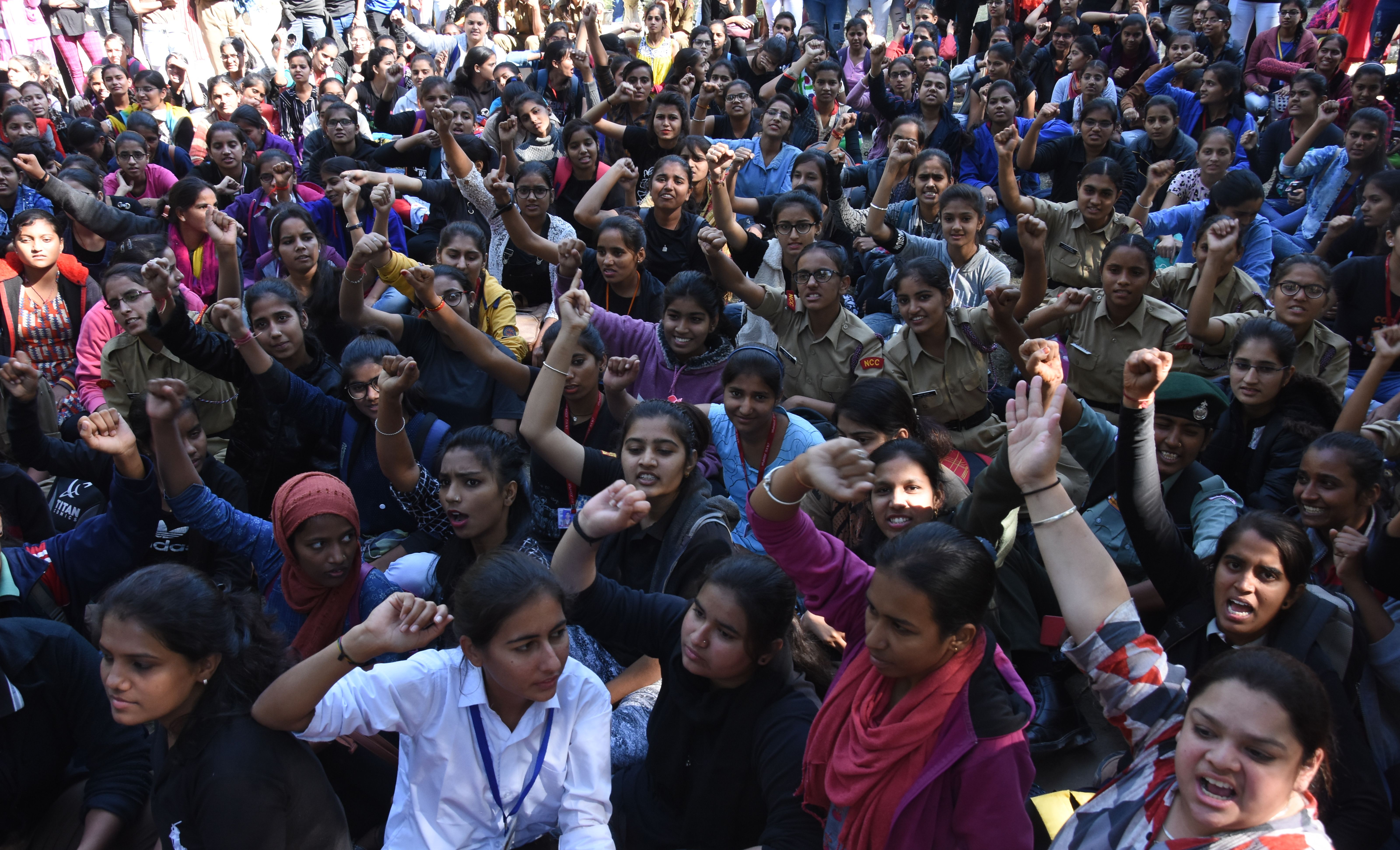छात्राओं ने निकाली रैली