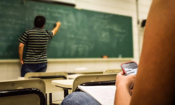 स्कूल से अनुपस्थित रहने पर 10 शिक्षकों की रोकी वेतन वृद्धि