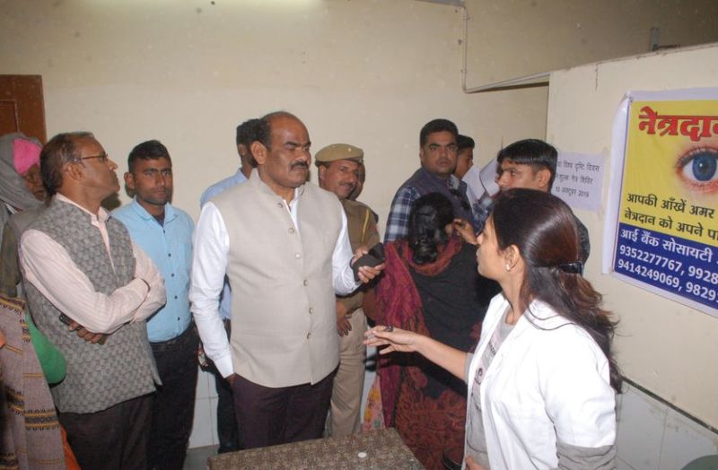 अस्पताल में कैमरे की दिशा बदलते दिखा चिकित्सक