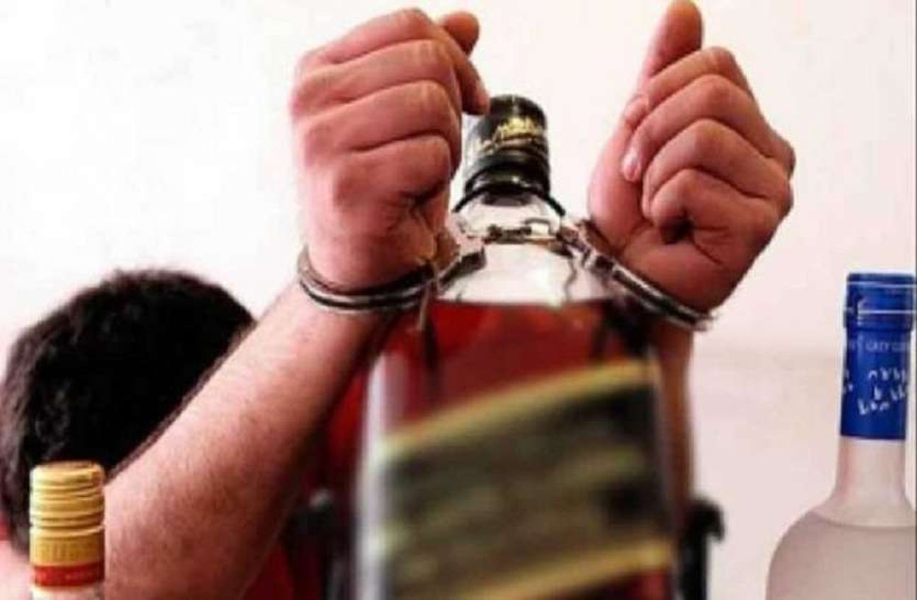 Crime: गोदाम व दुकान की आड़ में शराब का अवैध कारोबार, चार गिरफ्तार