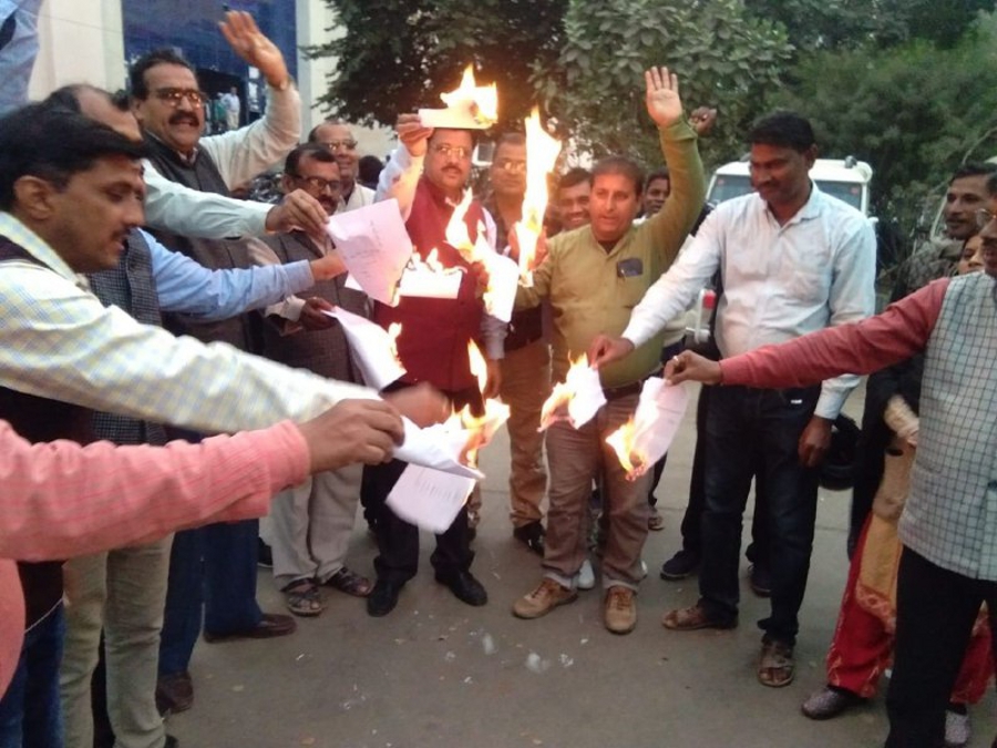 Teachers burn copies on compulsory retiring of teachers, government takes strict steps
