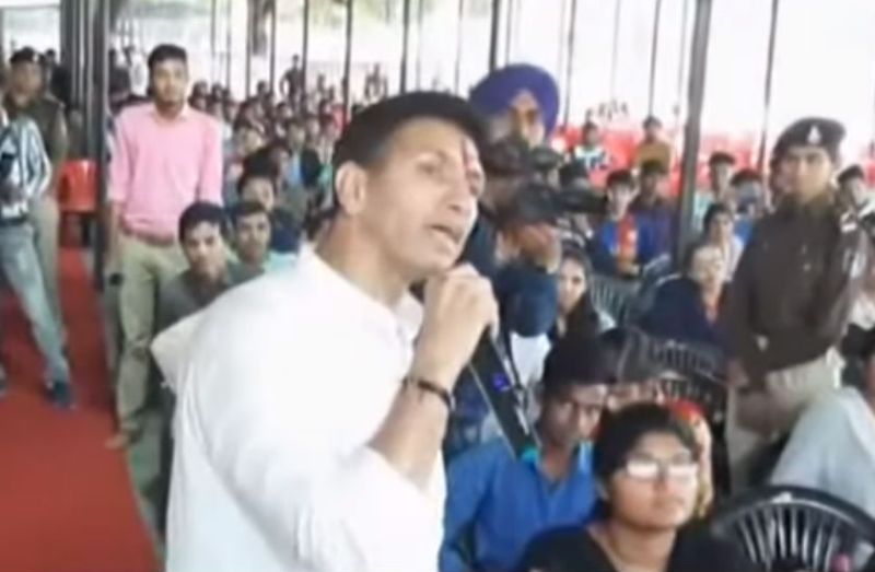 छात्र के सवाल से असहज हो गए मंत्रीजी, मंच में मौजूद अधिकारियों से बोले- उत्तर दो इसका