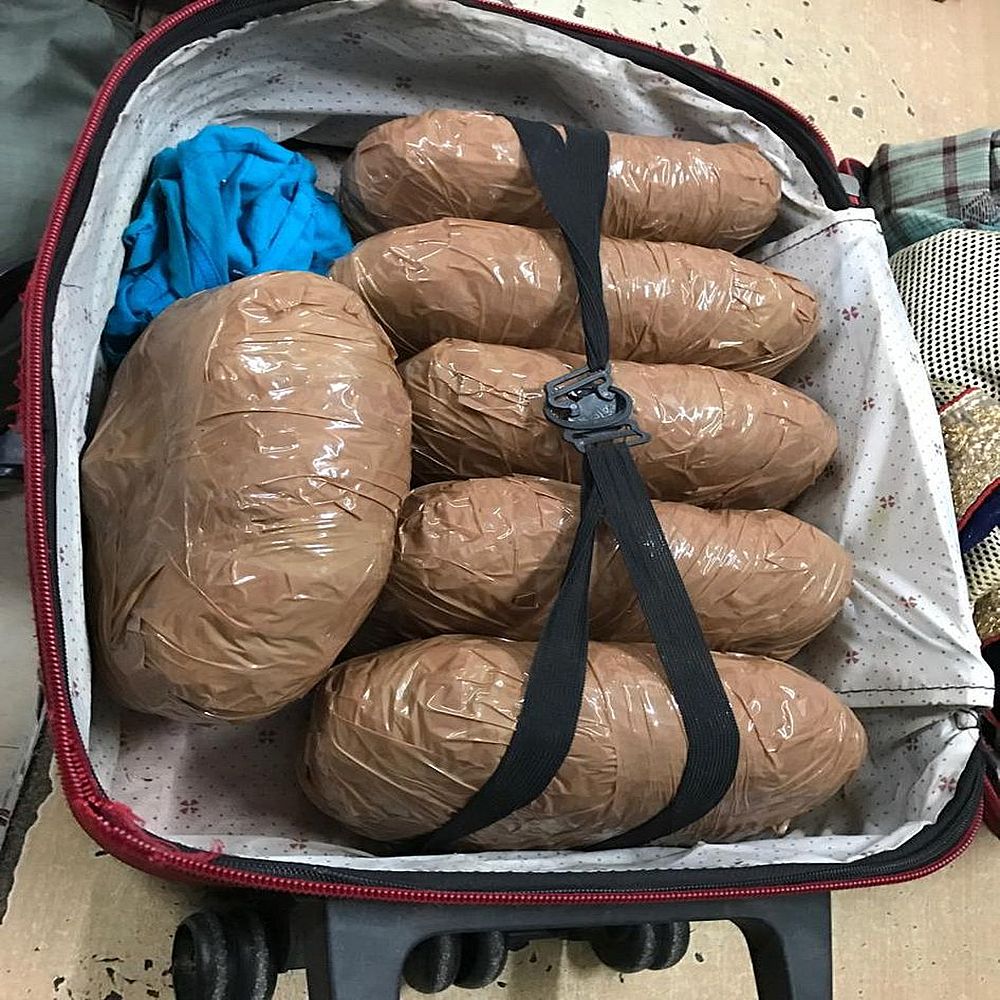 चलती ट्रेन से तस्करों ने फेंके 42 किलो गांजा भरे बैग, पुलिस ने लपक लिए