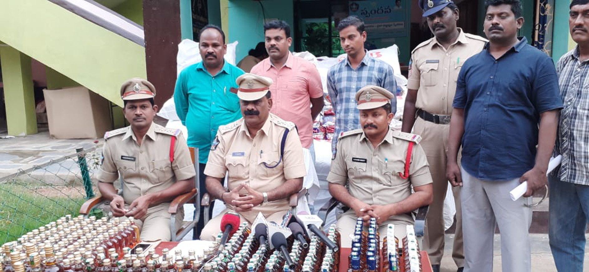 Tamilnadu तस्करी के गुटखे और शराब के साथ तीन गिरफ्तार