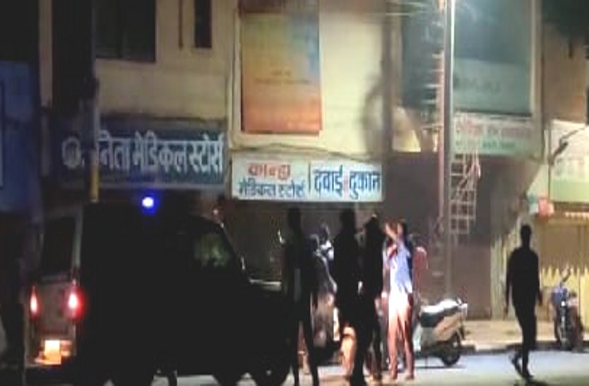 Video: पुलिसवालों के सामने बीच सड़क युवक को बेरहमी से पीटते रहे छात्र, गुंडागर्दी देख वर्दीवाले भी पिछली गली से निकले