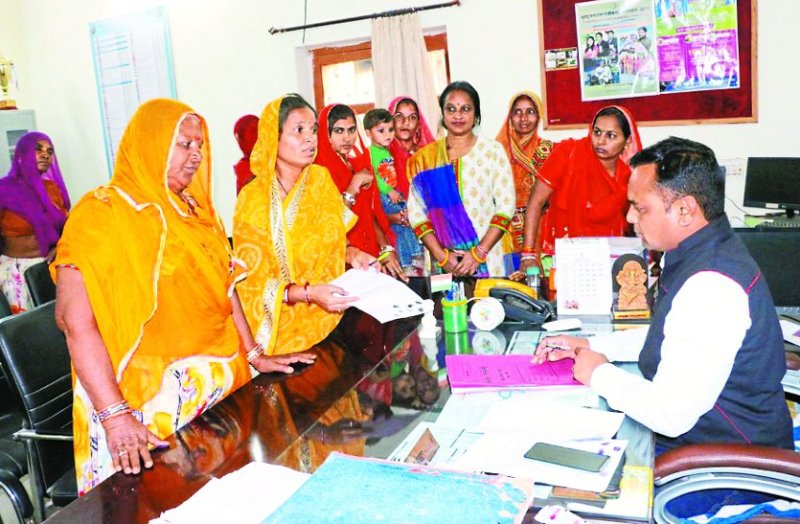 Women submitted memorandum against illegal liquor sale