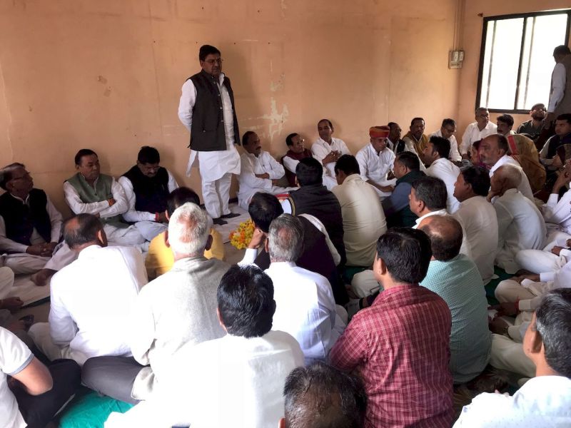 कार्यकर्ताओं की बैठक