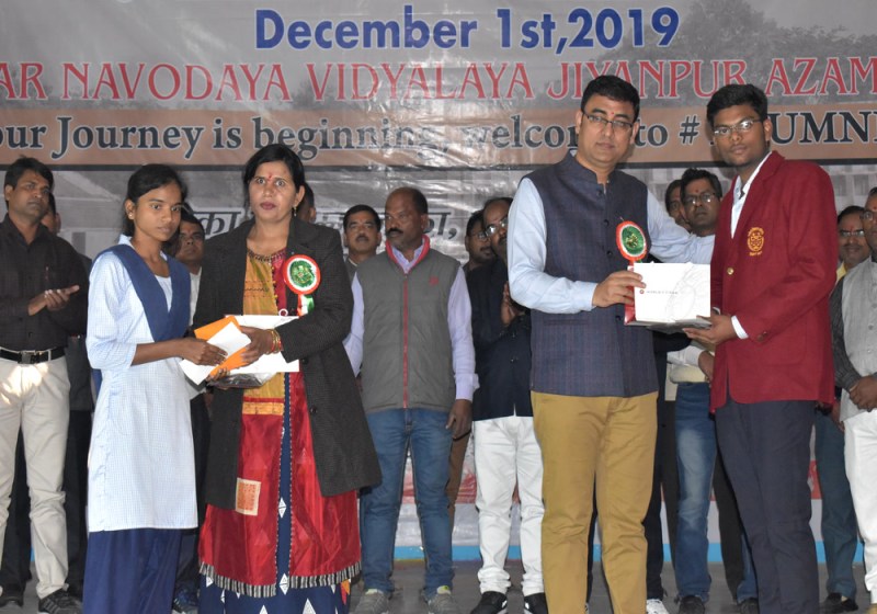 समाज को नई दिशा देने के लिए तत्पर हैं नवोदय विद्यालय -डाक निदेशक केके यादव