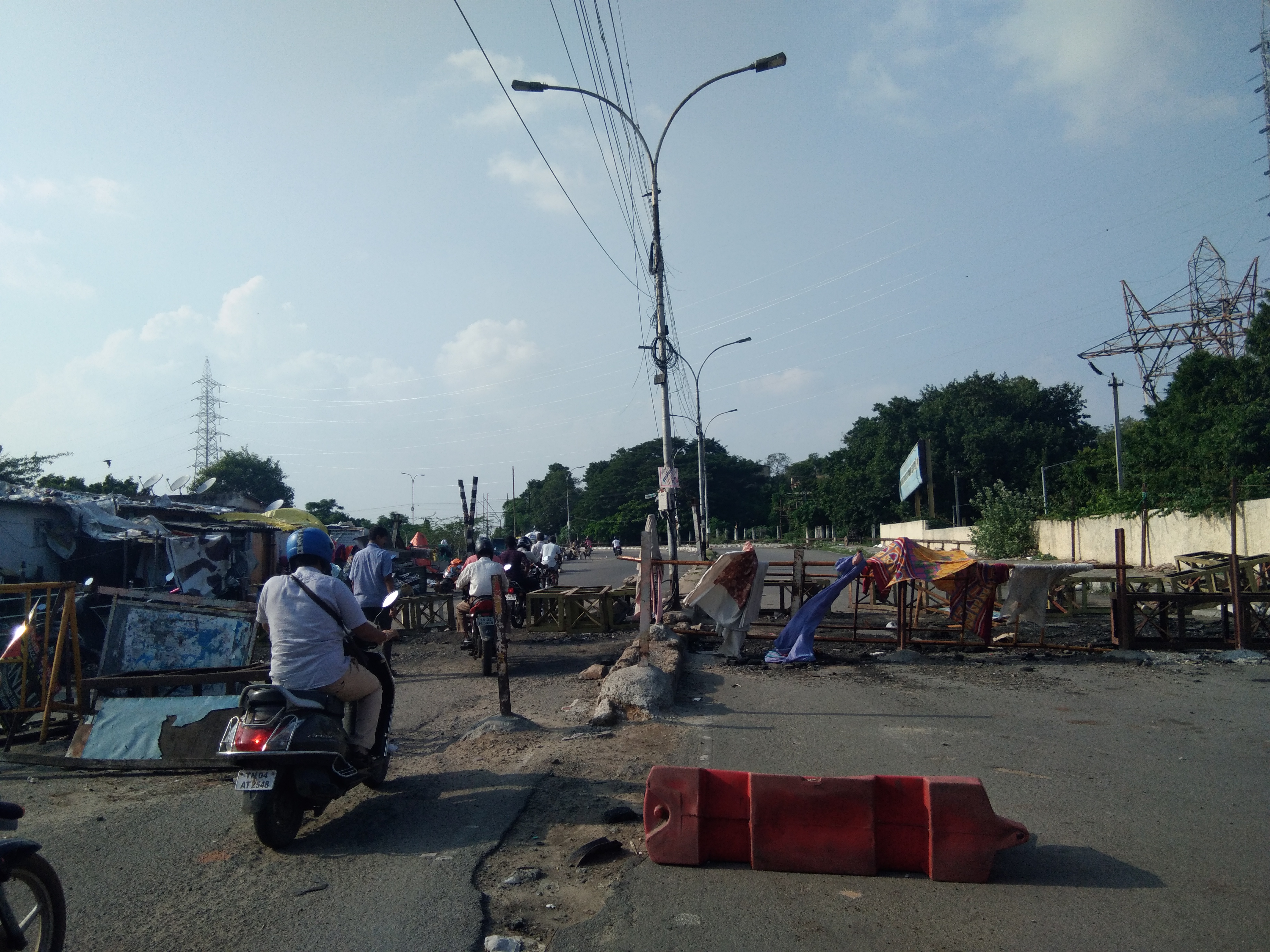 Tamilnadu एलिफेंटगेट ब्रिज रुकने से दुपहिया वाहन चालक परेशान