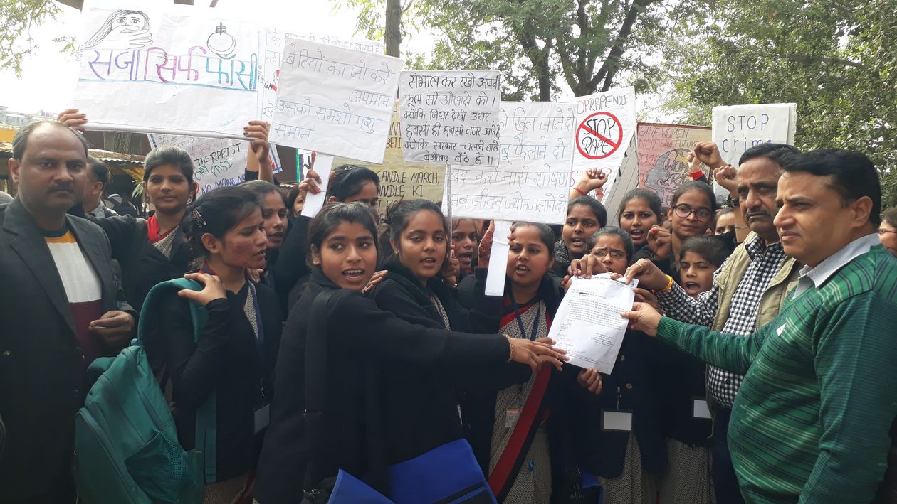 हैदराबाद कांड को लेकर लड़कियोंं में गुस्सा,हैदराबाद कांड को लेकर लड़कियोंं में गुस्सा,हैदराबाद कांड को लेकर लड़कियोंं में गुस्सा