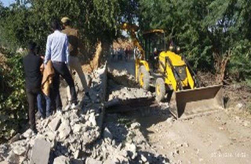 Encroachment News: नहीं चली मनमर्जी, अवैध अतिक्रमण पर गरजी जेसीबी