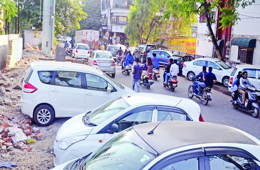 गुमठियां हटाई थीं, पार्किंग व मैकेनिकों की दुकान खुलीं