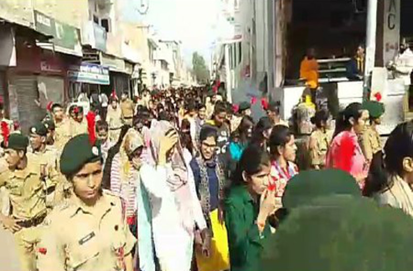हैदराबाद प्रकरण के विरोध में विद्यार्थियों ने निकाला रोष मार्च