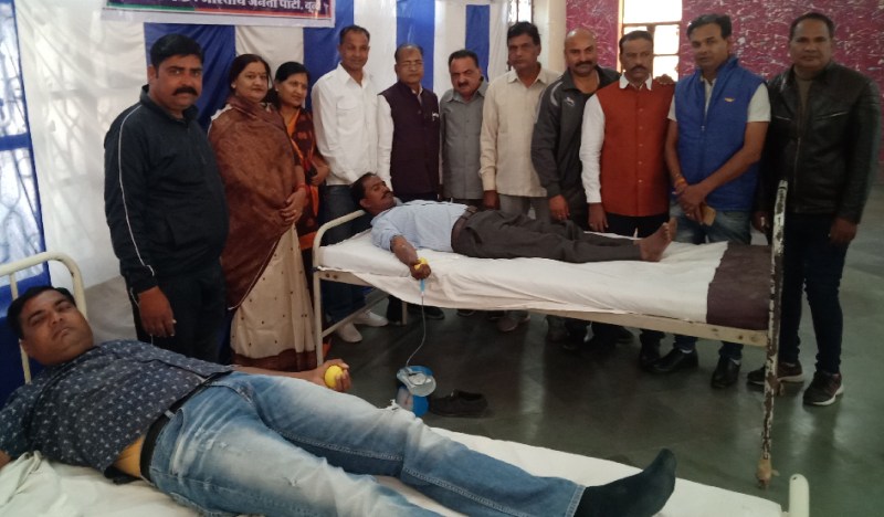 लोकसभा अध्यक्ष बिरला के जन्म दिवस पर कार्यकर्ताओं ने रक्तदान करने में दिखाया उत्साह