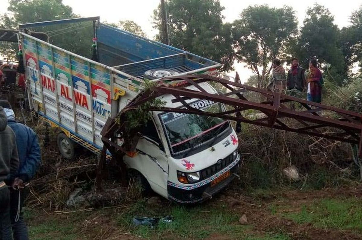 मवेशी बचाने के फेर में टेंपो बिजली के खंभे से भिड़ा