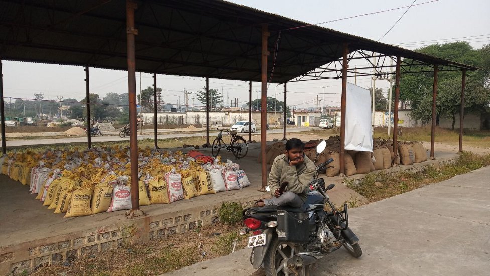 Waiting for farmers at procurement centers in Singrauli