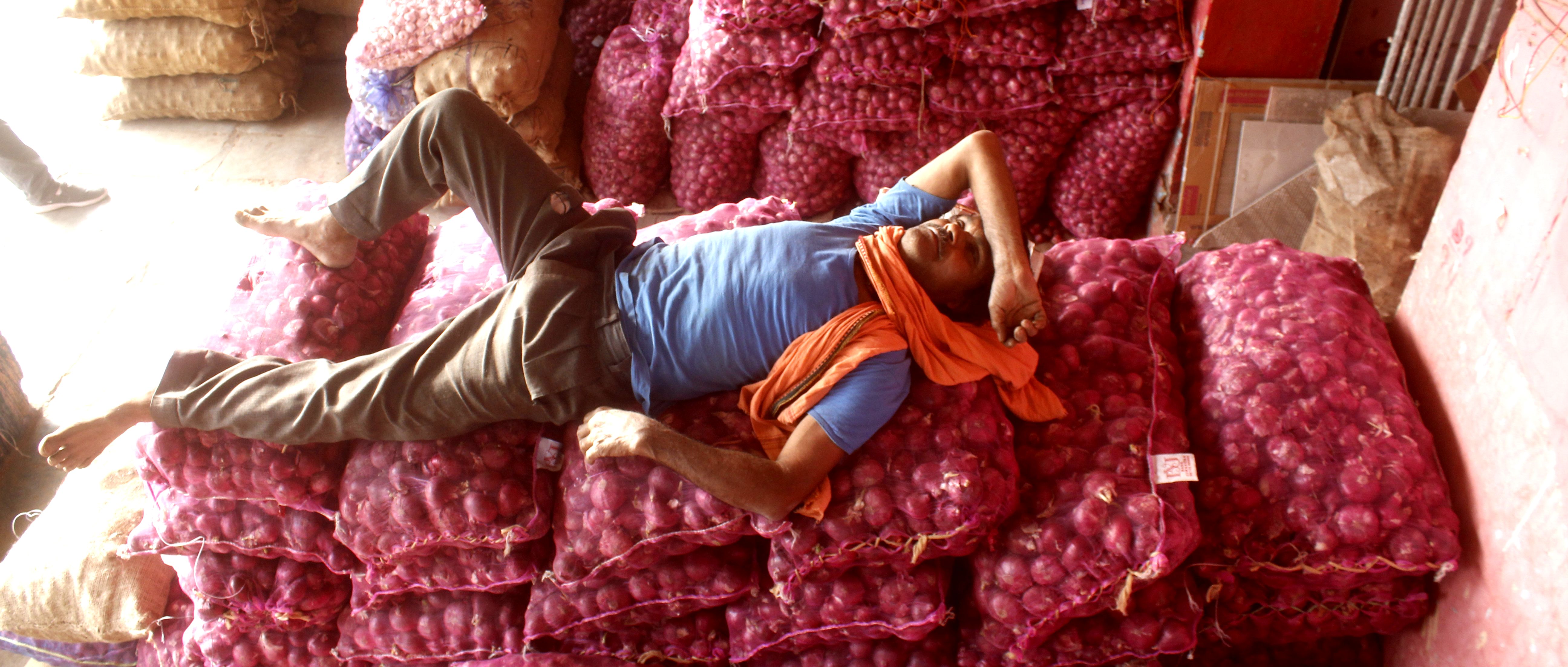 Onion Crisis: 90 हजार का ‘बिस्तर, 18 हजार का ‘पायदान,