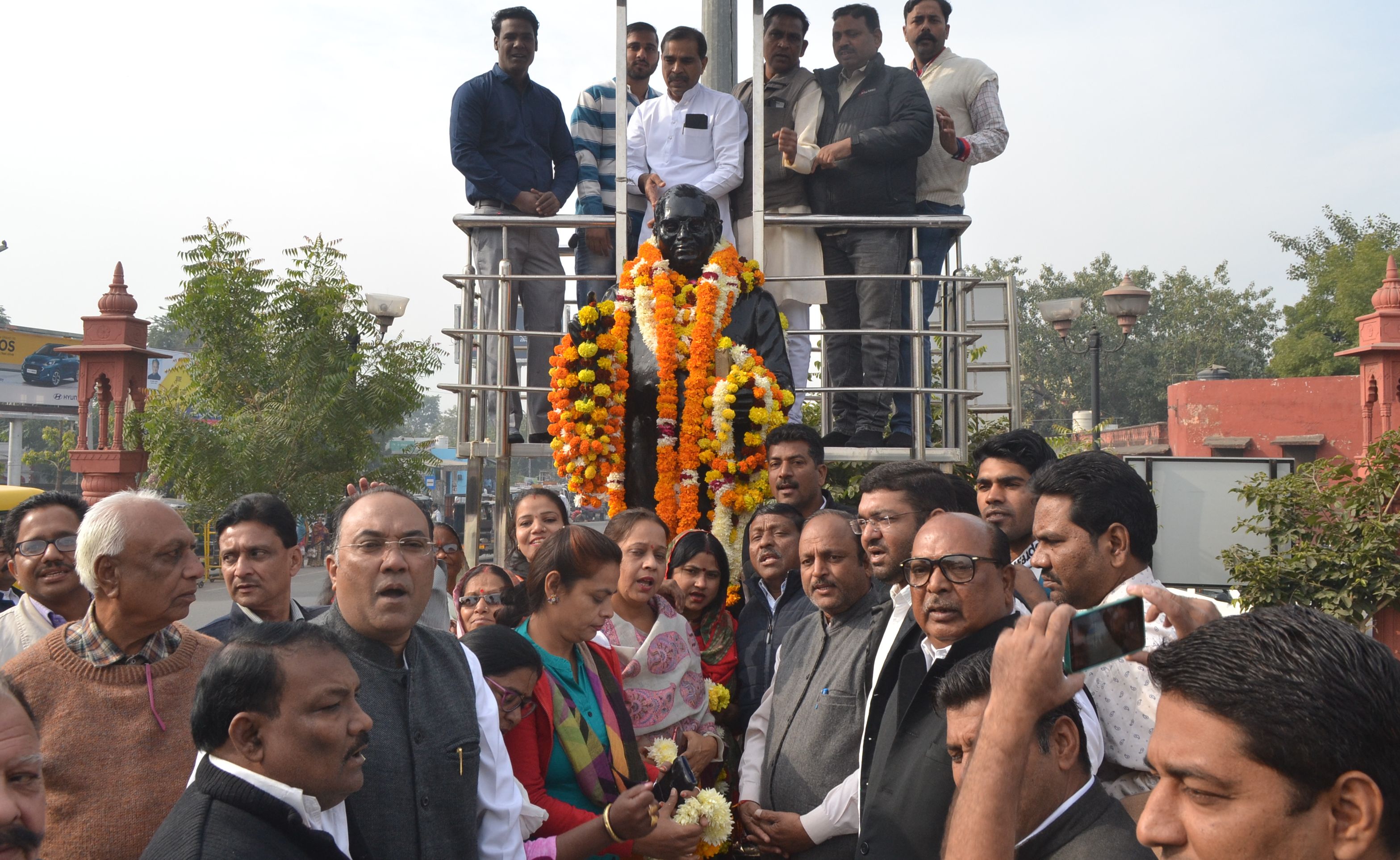 डॉ. भीमराव अंबेडकर की प्रतिमा पर किया माल्यार्पण………देखिए वीडियो