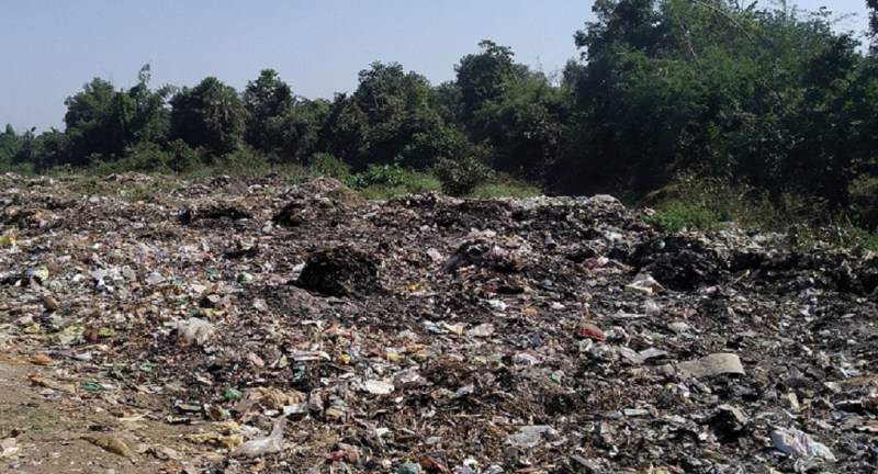 खजरी नाले के समीप फेंका जा रहा है शहर का कचरा