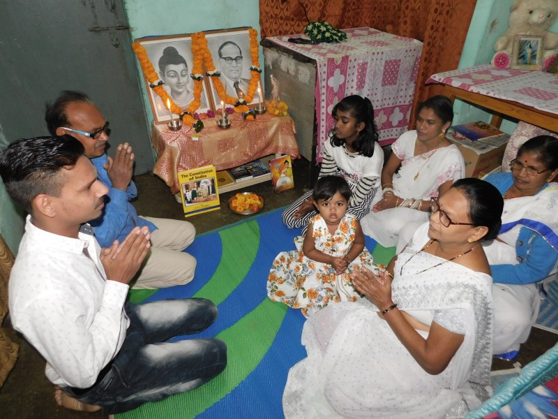 त्रिशरण पंचशील का पाठ और 22 प्रतिज्ञा के बाद शुरू होती है इनकी दिनचर्या, देखे वीडियो