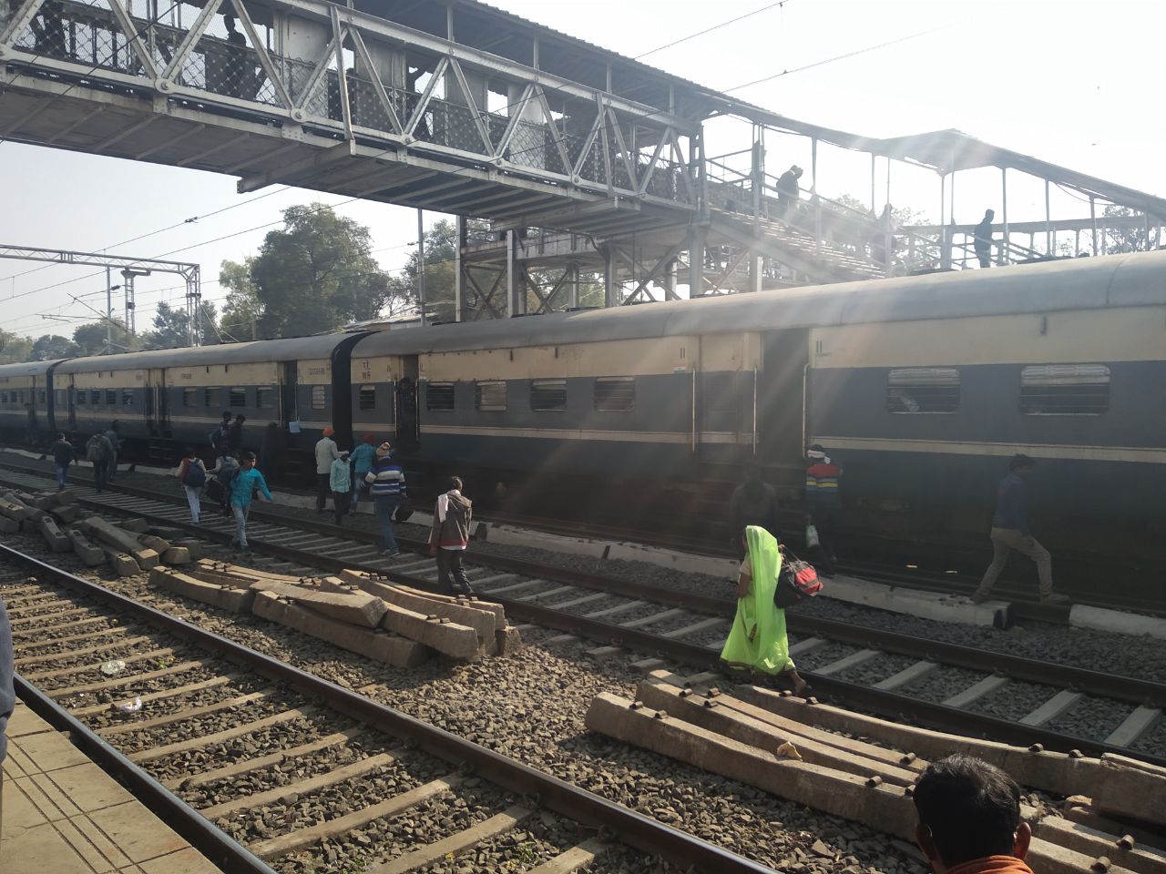 प्लेट फार्म क्रमांक-दो पर आई ट्रेनें, यात्रियों ने डाली जोखिम में जान