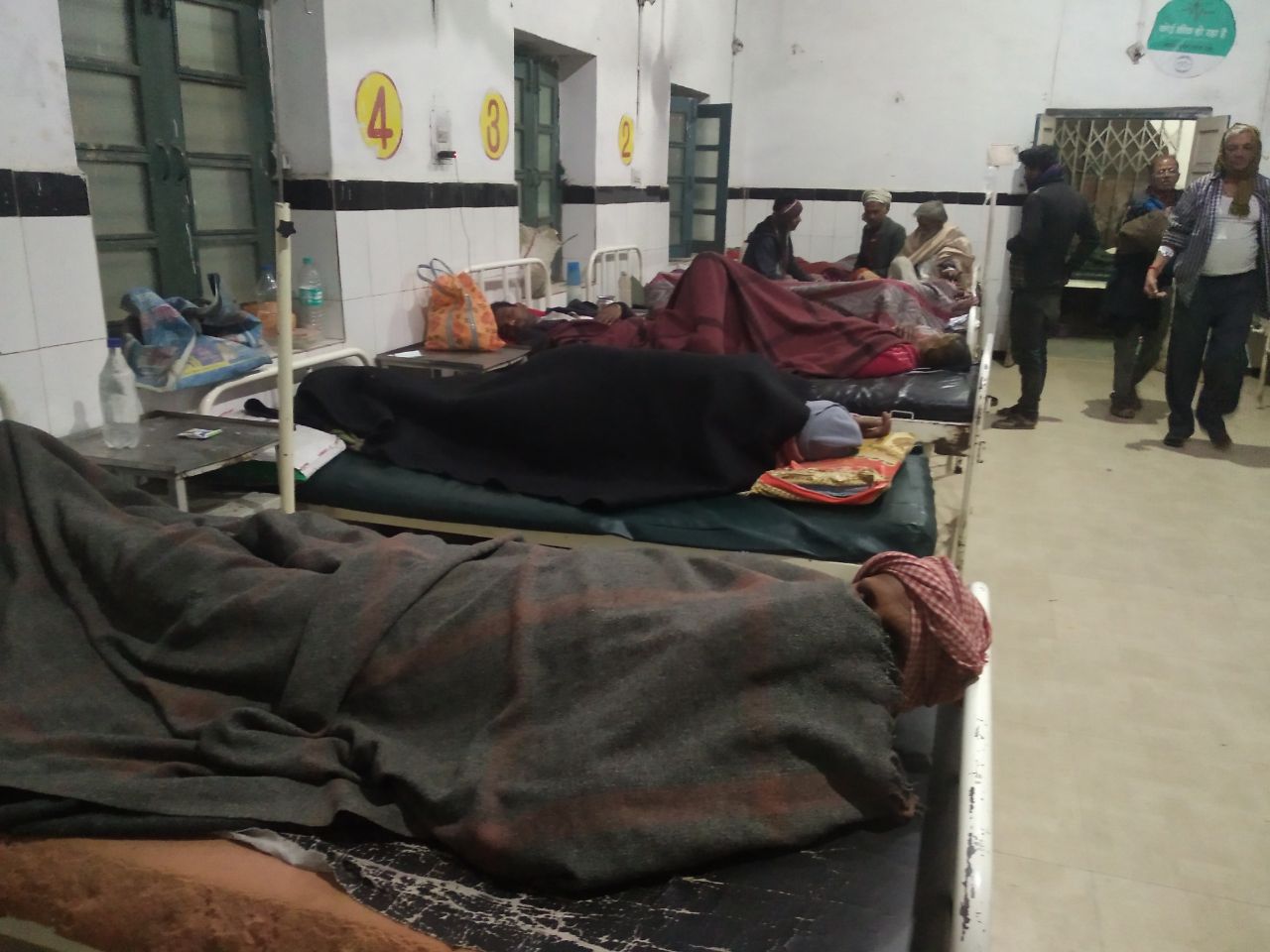 पलंग पर चादर न कंबल, मुश्किल में गुजर रही मरीजों की सर्द रातें