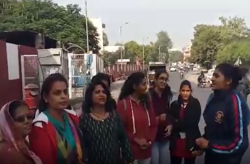 Hyderabad encounter : छात्राओं ने जताई खुशी, लगाए नारे…. देखें वीडियो