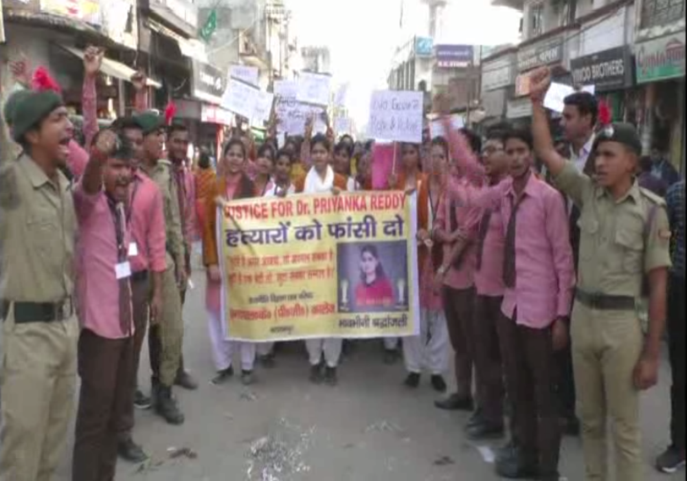 हैदराबाद कांड को लेकर आक्रोश, एमएलके पीजी कॉलेज के छात्र छात्राओं ने निकाला शांति मार्च