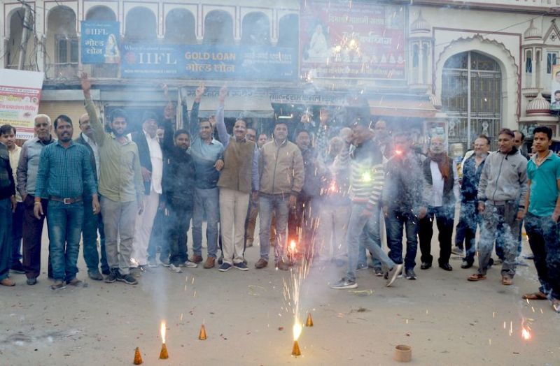 हैदराबाद गैंगरेप: चारों आरोपियों के एनकाउंटर पर आतिशबाजी कर मनाया जश्न