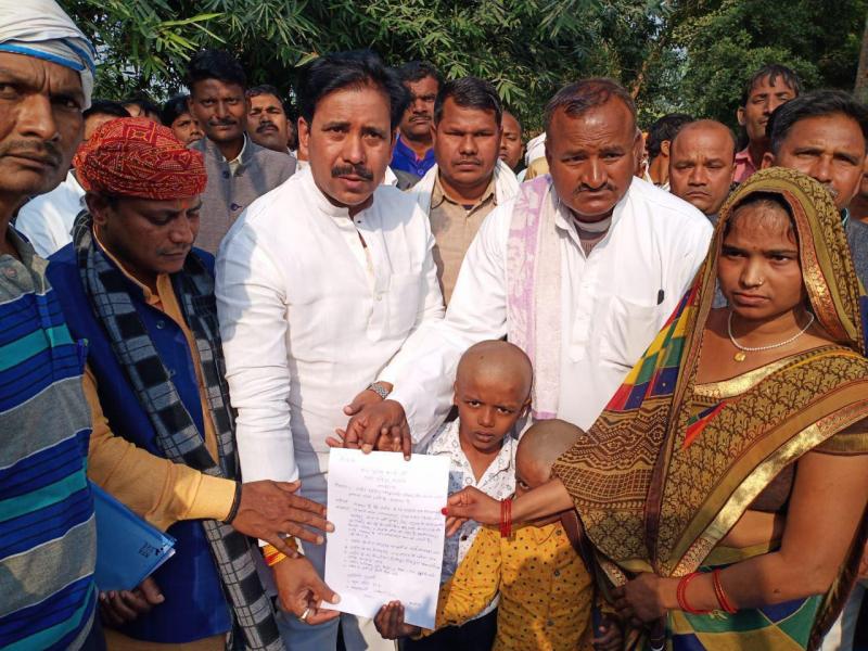 Yogi Minister Anil Rajbhar met Martyr Vinod Rajbhar Family