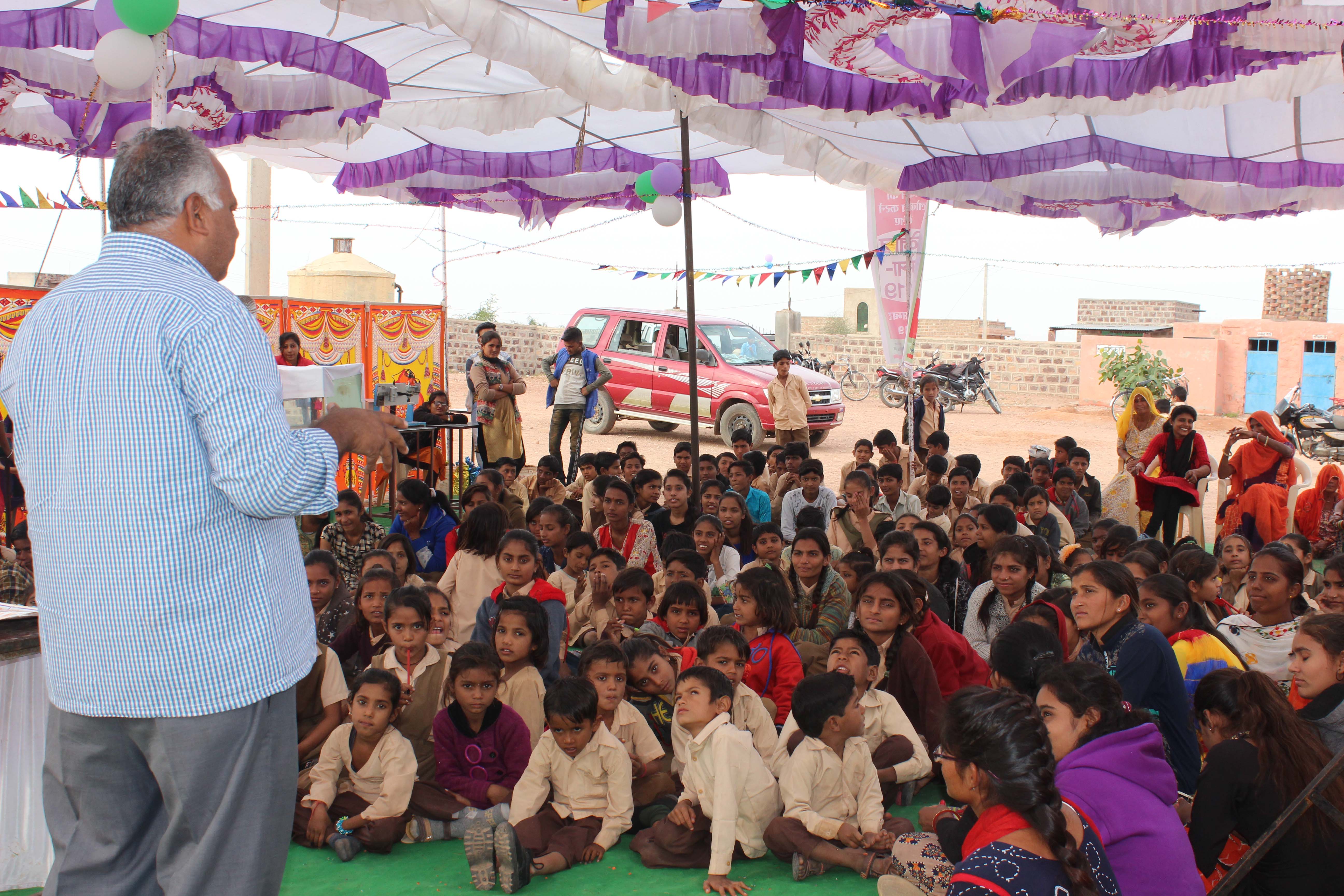फलोदी. राउप्रावि संस्कृत में विज्ञान मेले को सम्बोधित करते हुए परियोजना निदेशक।