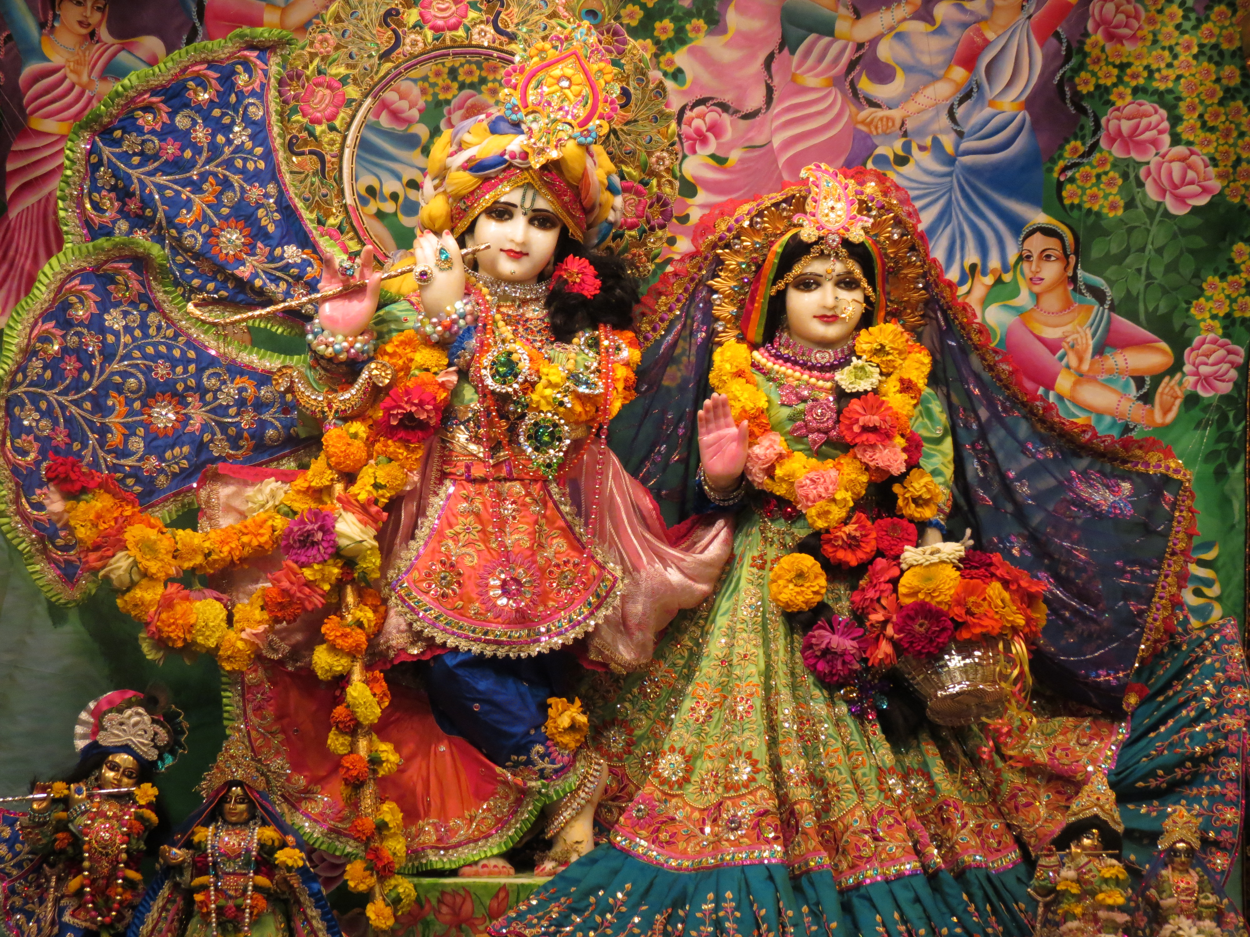 इस मंदिर में मौजूद तुलसी के पौधे राधा की गोपियां बनकर करते हैं नृत्य, जानें रहस्य