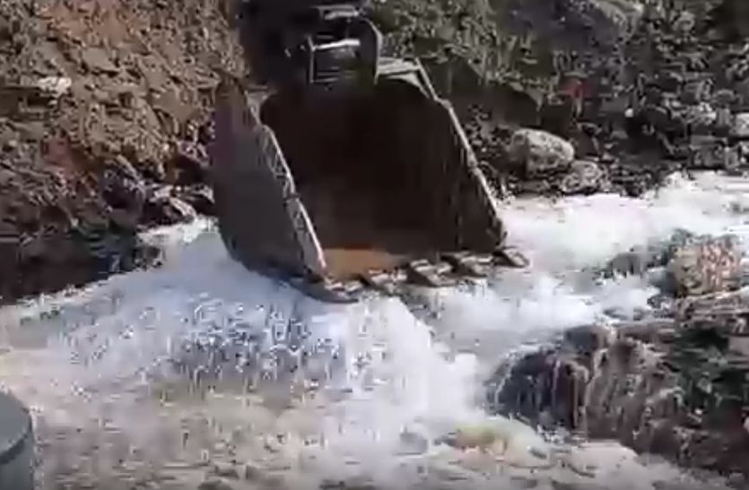 फिर फूटा फव्वारा…….Main road पर बहने लगा पानी का दरिया ,देखें वीडियो