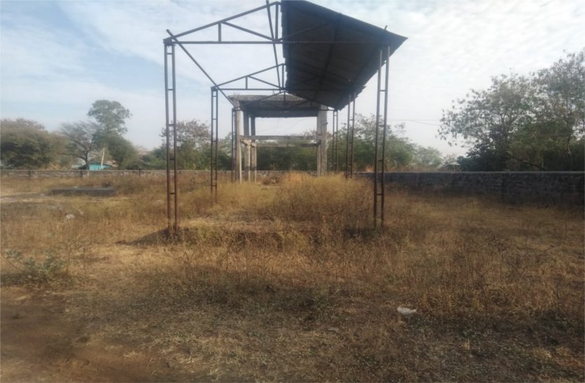 Even after four years, the cremation ground is incomplete, cremation is done amidst the dirt
