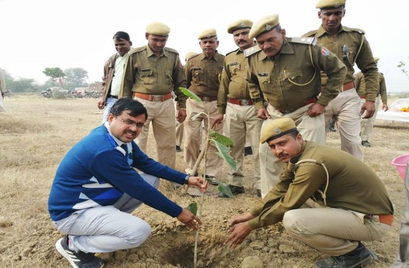 होम गार्ड स्थापना दिवस पर लगाए पौधे