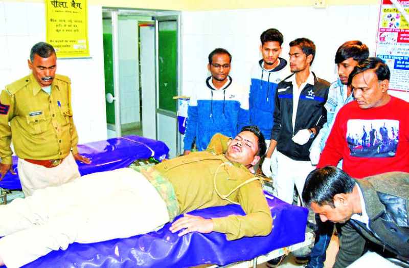 लोकसभा अध्यक्ष की एस्कोर्ट जीप पलटी, छह पुलिसकर्मी घायल