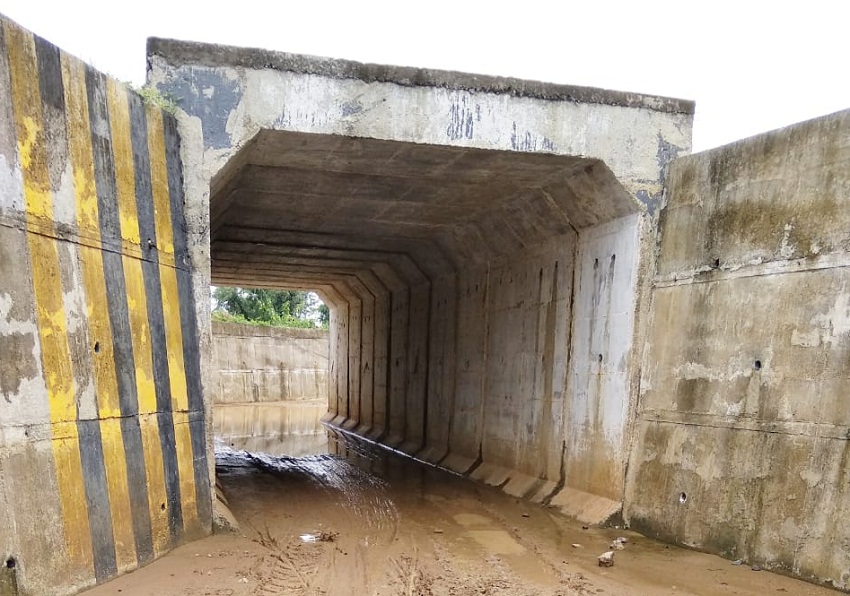 रेलवे का अंडर ग्राउंड ब्रिज ग्रामीणों के लिए बना मुसीबत