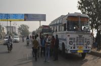 अब प्राइवेट बस ऑपरेटर का फुटपाथ पर कब्जा