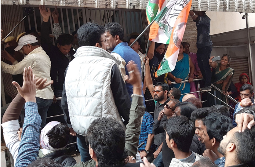 कोटा में उग्र हुए 150 कांग्रेस कार्यकर्ता, केईडीएल ऑफिस में घुसकर अधिकारी को लात-घूसों से जमकर धोया