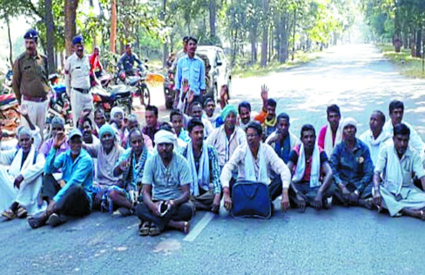 धान बेचने के लिए 25 किमी का सफर तय कर रहे 14 गांव के किसान, चुनाव बहिष्कार की चेतावनी