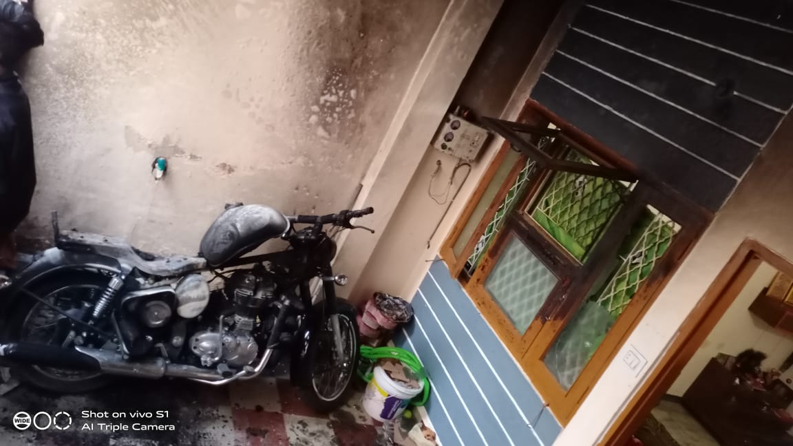 VIDEO: बाटल में लेकर आया पेट्रोल, घर के सामने खड़ी बुलेट का हुआ फिर ये हाल