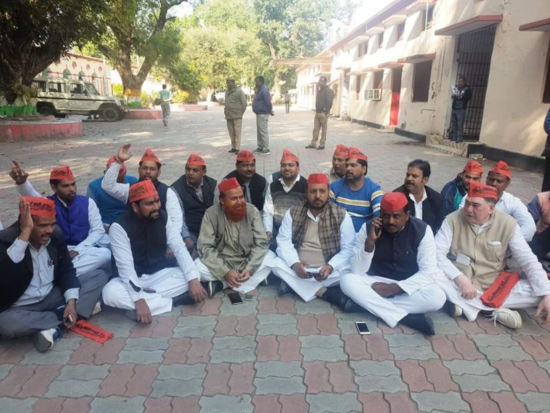 उन्नाव कांड के विरोध में डीएम कार्यालय के बाहर धरने पर बैठे सपा नेता