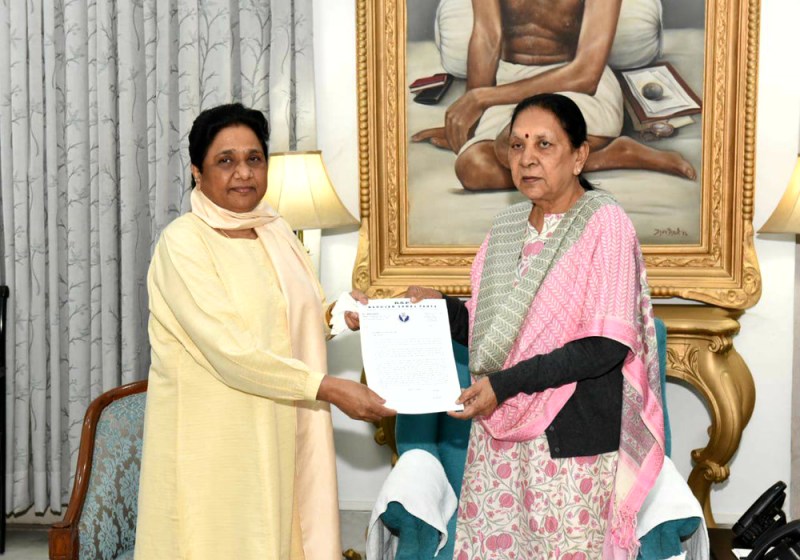 बसपा सुप्रीमो मायावती ने यूपी की राज्यपाल आनंदीबेन पटेल से की मुलाकात