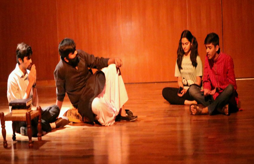 Ahmedabad News पीडीपीयू विद्यार्थियों ने मंच पर दिखाई अभिनय की प्रतिभा