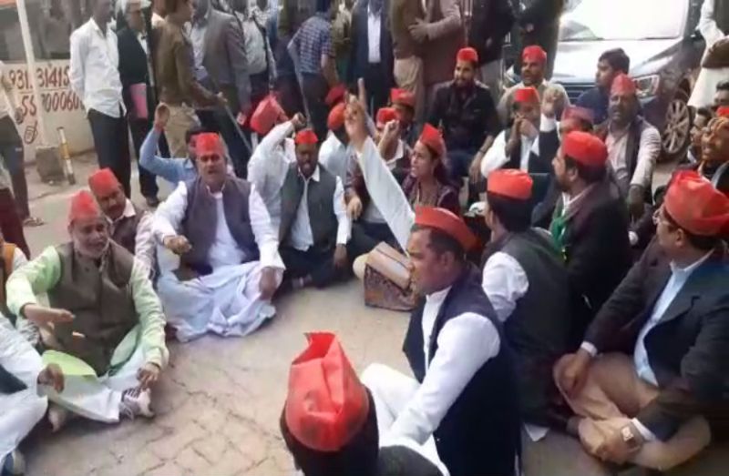 उन्नाव पीड़िता की मौत के बाद आक्रोश, सपा कार्यकर्ताओं का धरना