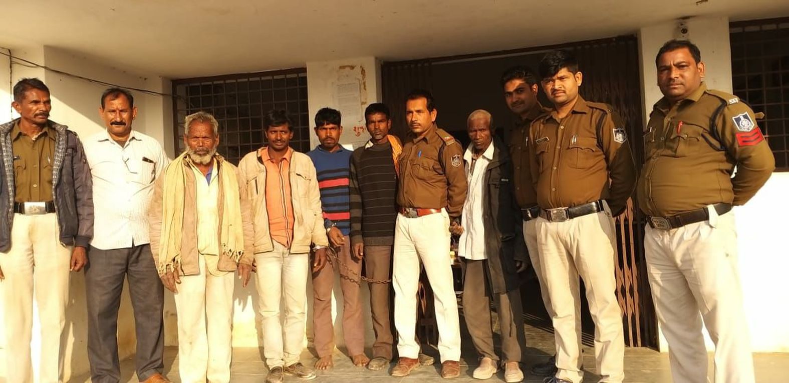 Farmer trapped in a current set for hunting, five arrested