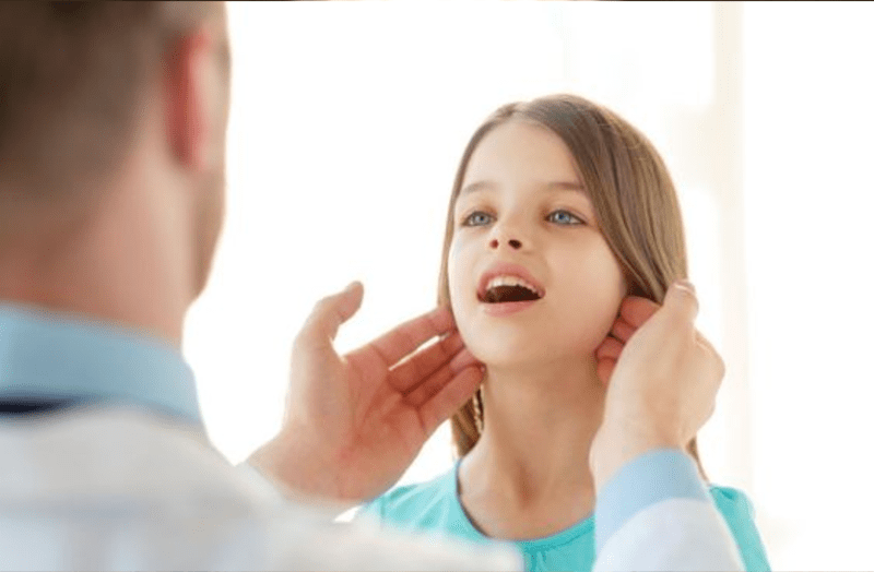 जन्म के समय जीभ मोटी व शरीर में सूजन थायरॉइड की समस्या के संकेत